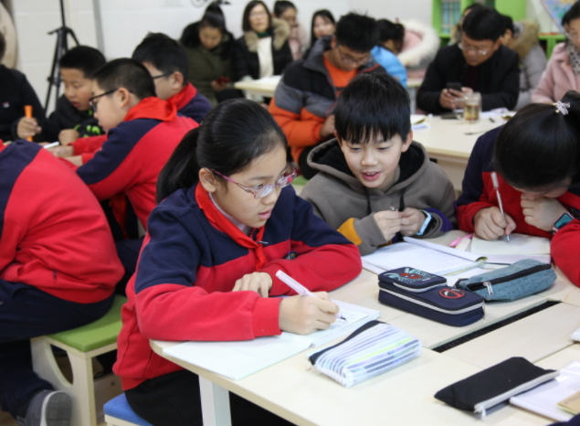 随机听取了语文数学等常态课具体教师教育方法和学生学习状况 随机听取了语文数学等常态课具体教师教育方法和学生学习状况